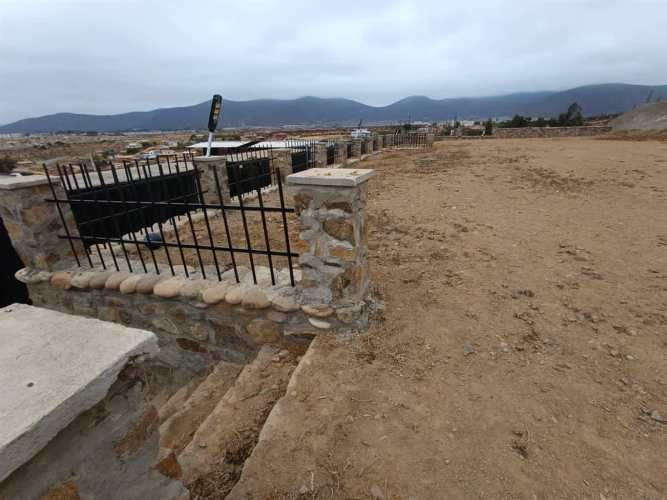 TERRENO CONSTRUCCION TERRENO DE 3298mt2 urbanizado con agua y luz Hermosa vista despejada a la Bahía de la Herradura, con 10 departamentos amoblados para arriendo.