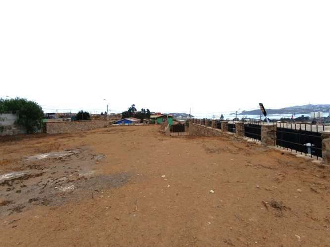 TERRENO CONSTRUCCION TERRENO DE 3298mt2 urbanizado con agua y luz Hermosa vista despejada a la Bahía de la Herradura, con 10 departamentos amoblados para arriendo.