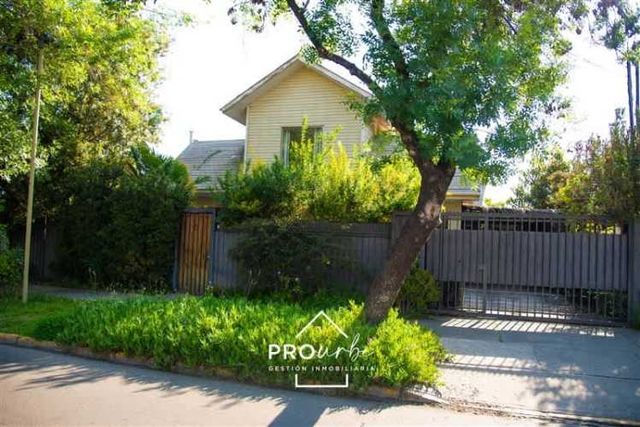 CASA Bajó de precio, cercana al metro Los Dominicos. Seguridad.