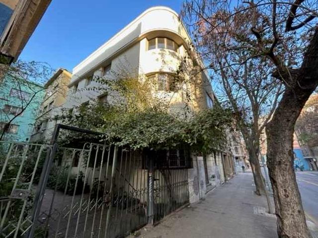 LOCAL COMERCIAL Edificio completo de 3 pisos. 6 departamentos y local comercial. Santo Domingo/Miraflores. Metro Bellas Artes