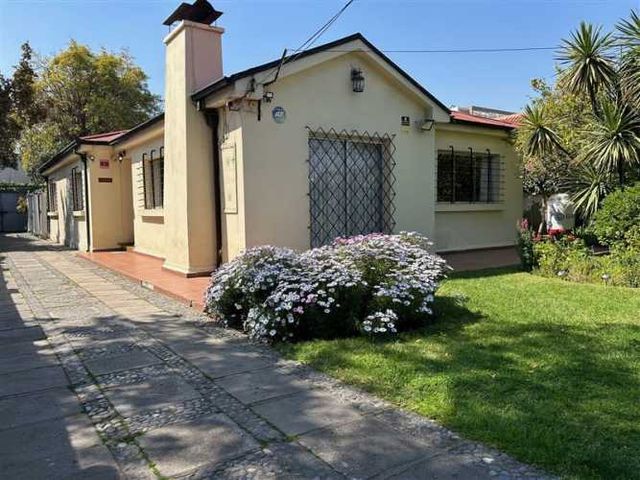 CASA Amplia casa en el límite entre las comunas de La Reina y Las Condes. Bilbao/Américo Vespucio. Metro Bilbao, Jumbo Bilbao, Country Club y Colegio The Grange