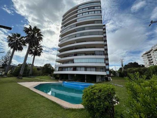DEPARTAMENTO Amplio departamento con espectacular vista al mar y piscina. Playa Las Cadenas. Áreas verdes y privilegiada ubicación