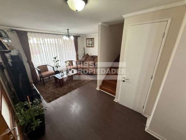 SE VENDE CASA EN CONDOMINIO MIÑIQUES