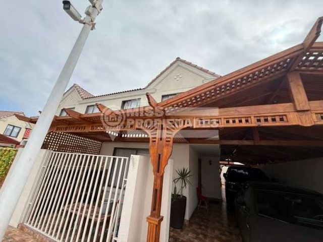 SE VENDE CASA EN CONDOMINIO MIÑIQUES