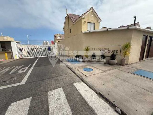 SE VENDE CASA EN CONDOMINIO MIÑIQUES