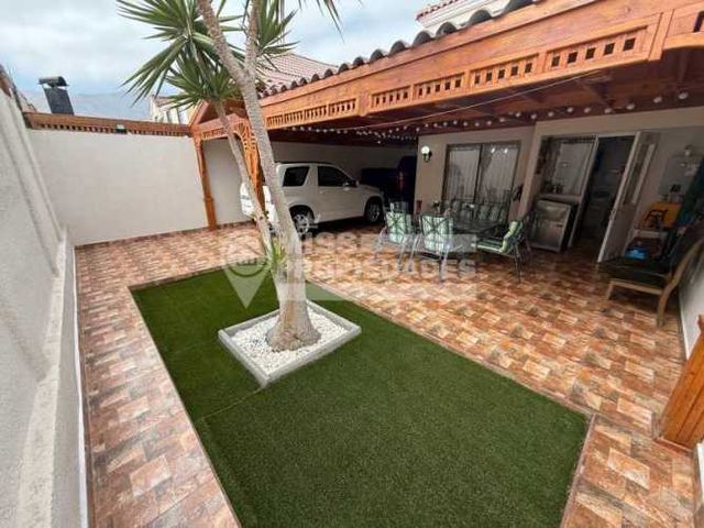 SE VENDE CASA EN CONDOMINIO MIÑIQUES