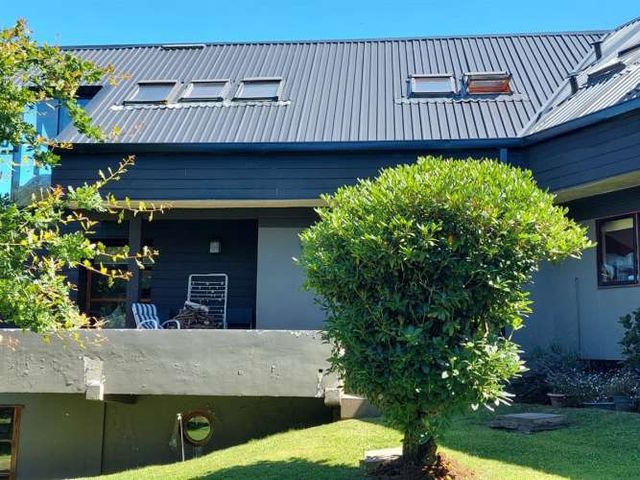 PARCELA Amplia casa con Quincho, Bodega y Cancha de Tenis - Lomas de Reloncaví