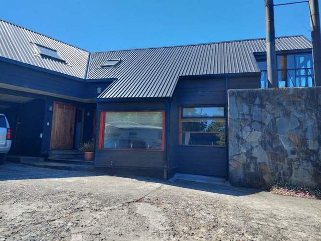 PARCELA Amplia casa con Quincho, Bodega y Cancha de Tenis - Lomas de Reloncaví