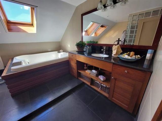 PARCELA Amplia casa con Quincho, Bodega y Cancha de Tenis - Lomas de Reloncaví