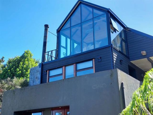 PARCELA Amplia casa con Quincho, Bodega y Cancha de Tenis - Lomas de Reloncaví