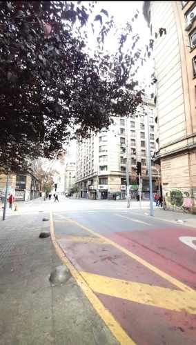 LOCAL COMERCIAL Esplendido local comercial recién remodelado, con locomoción a la puerta, en Merced con San Antonio.