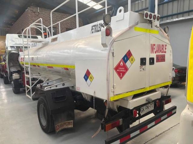 Camión Mitsubishi  aljibe de petróleo