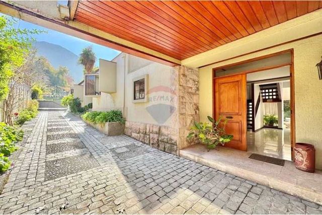 Casa con gran terreno / colegio san benito