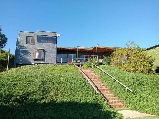 VENDE AMPLIA CASA CONDOMINIO MANTAGUA (99935)