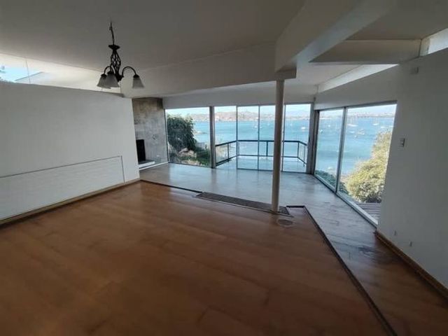 CASA UBICADA JUNTO AL MIRADOR DE LA HERRADURA