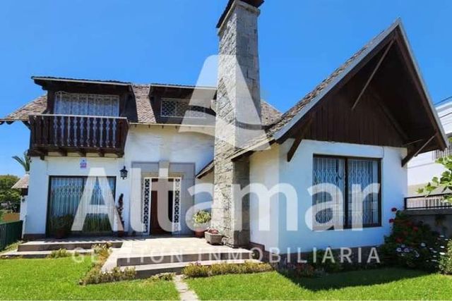 CASA A una cuadra de plaza Domeyco, y 350 metros de la Universidad del Norte, sede Coquimbo