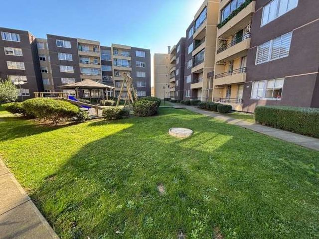 Amplio departamento, con 2 estacionamientos.