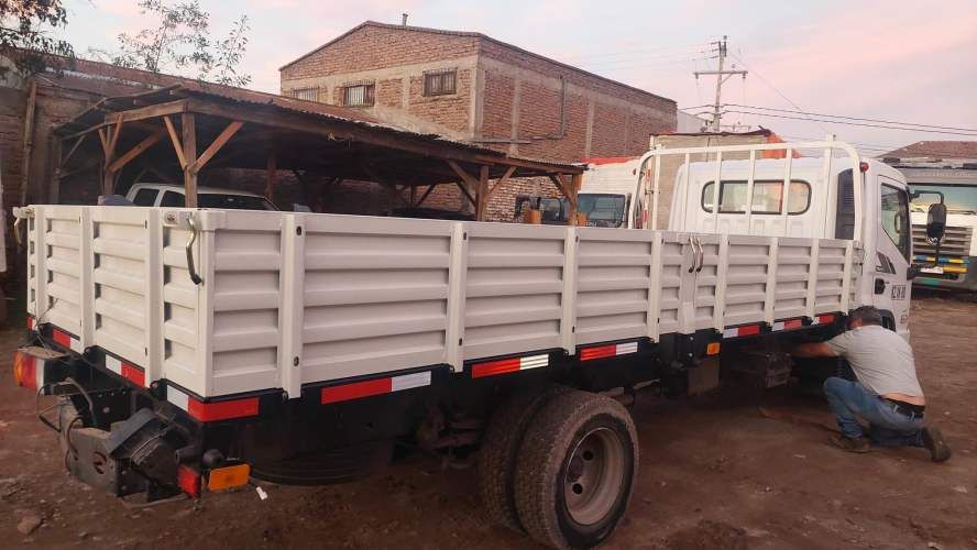 Carrocería Plana con Barandas 