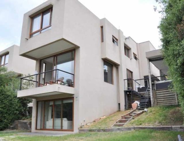 CASA REBAJADA! Mediterránea en condominio cercana a colegios Huinganal y Mayflower