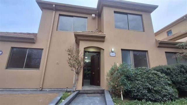 CASA En Venta Casa Aislada con 2°Piso en Jardines de La Viña