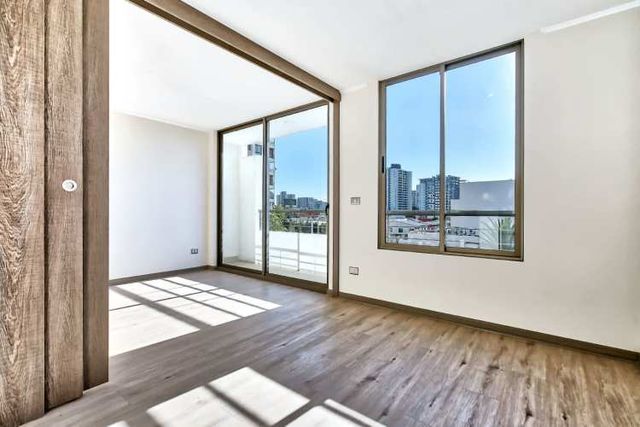 Carmen Mena 1050 (1 Bod)