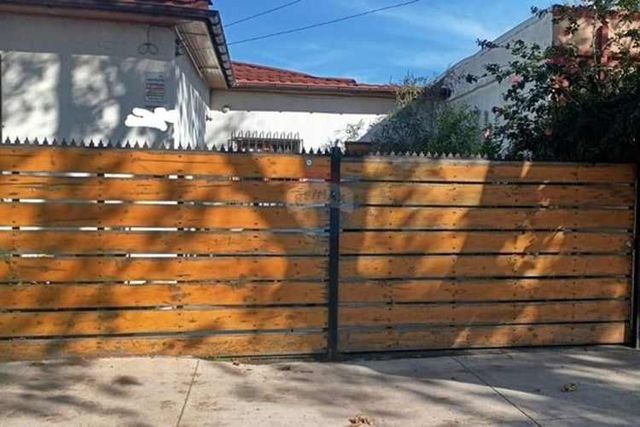 Casa comercial con bodega  en  independencia"