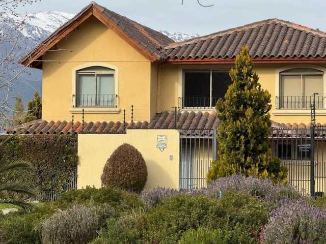 CASA NOVACIÖN tasa 1.9% Amplia y luminosa casa cercana a comercios y colegios