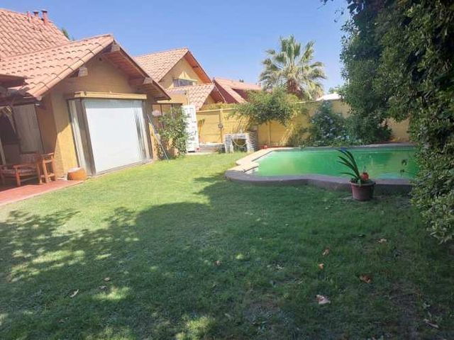 Amplia casa con piscina en Huechuraba