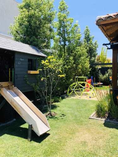 OPORTUNIDAD! CASA CHILENA 1 PISO A PASOS COLEGIO PEDREGALES