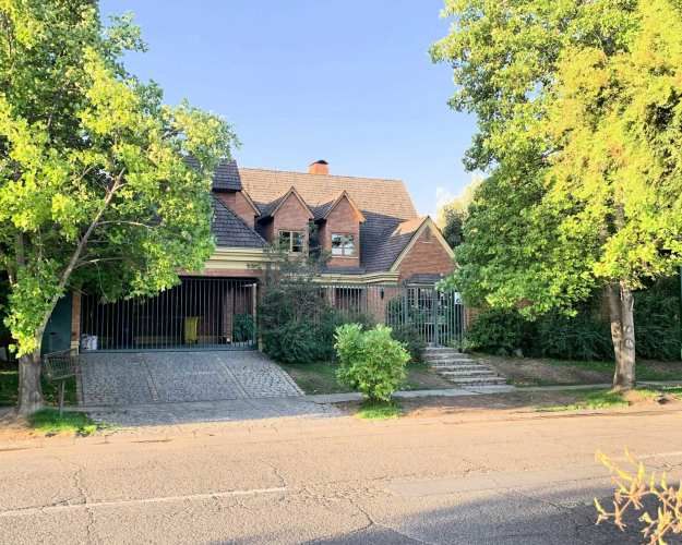 VENTA CASA ESTILO INGLÉS FRENTE AL SANTIAGO COLLEGE, LOS TRAPENSES