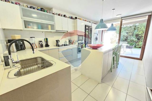 Depto. con jardín privado y gran cocina