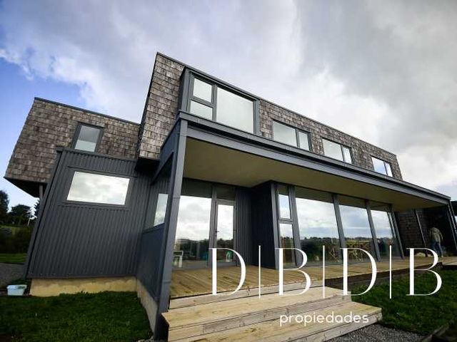 CASA DE LUJO EN PUERTO VARAS 6D 7B Y QUINCHO