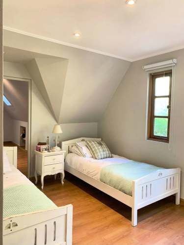 VENTA CASA ESTILO INGLÉS FRENTE AL SANTIAGO COLLEGE, LOS TRAPENSES