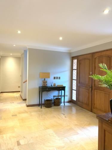 VENTA CASA ESTILO INGLÉS FRENTE AL SANTIAGO COLLEGE, LOS TRAPENSES