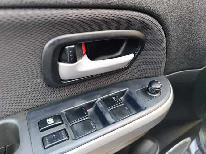 SUZUKI GRAND NOMADE 2011