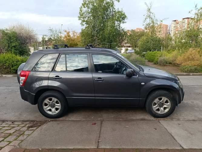 SUZUKI GRAND NOMADE 2011