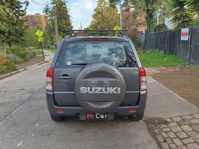 SUZUKI GRAND NOMADE 2011