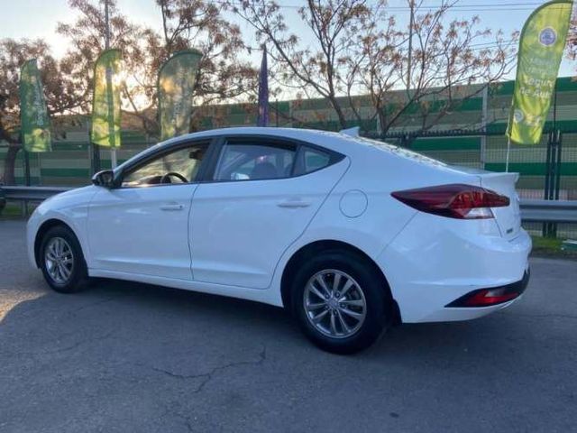 Hyundai Elantra Automático 2021