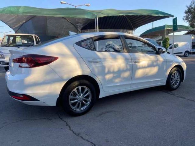 Hyundai Elantra Automático 2021