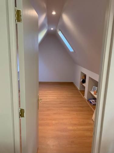 VENTA CASA ESTILO INGLÉS FRENTE AL SANTIAGO COLLEGE, LOS TRAPENSES