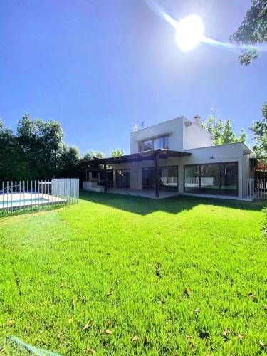 VENTA CASA MEDITERRANEA CONDOMINIO COLEGIO SAN JOSE DE CHICUREO