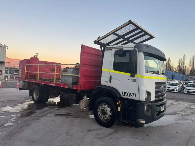 CAMION DE SERVICIOS PLUMA ,  COMPRESOR Y LUBRICADOR Marca VOLKSWAGEN Modelo CONSTELLATION 17.280 DC Año 2020