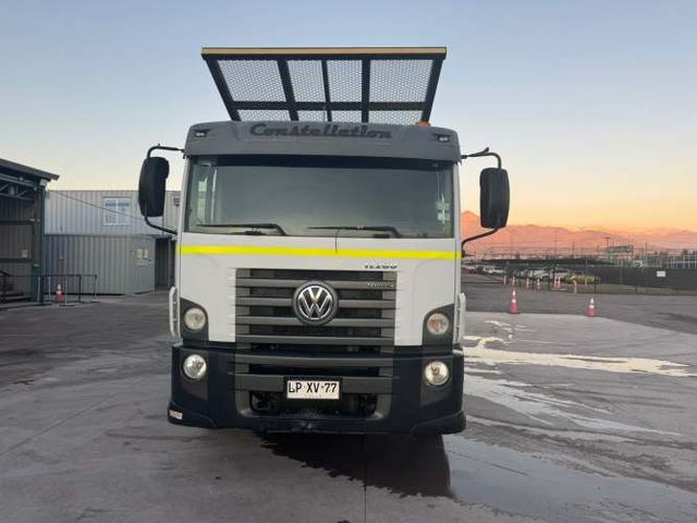 CAMION DE SERVICIOS PLUMA ,  COMPRESOR Y LUBRICADOR Marca VOLKSWAGEN Modelo CONSTELLATION 17.280 DC Año 2020