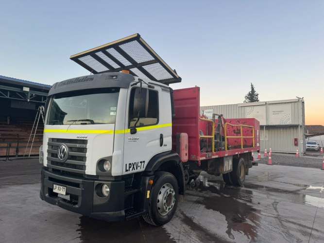 CAMION DE SERVICIOS PLUMA ,  COMPRESOR Y LUBRICADOR Marca VOLKSWAGEN Modelo CONSTELLATION 17.280 DC Año 2020
