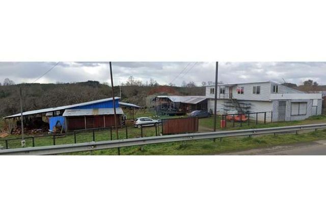 Se vende parcela con casa 5d+2b  y local comercial