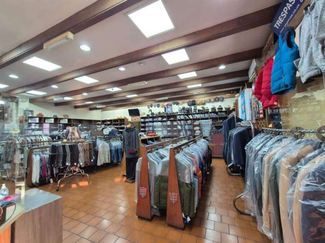 LOCAL COMERCIAL 1 sur