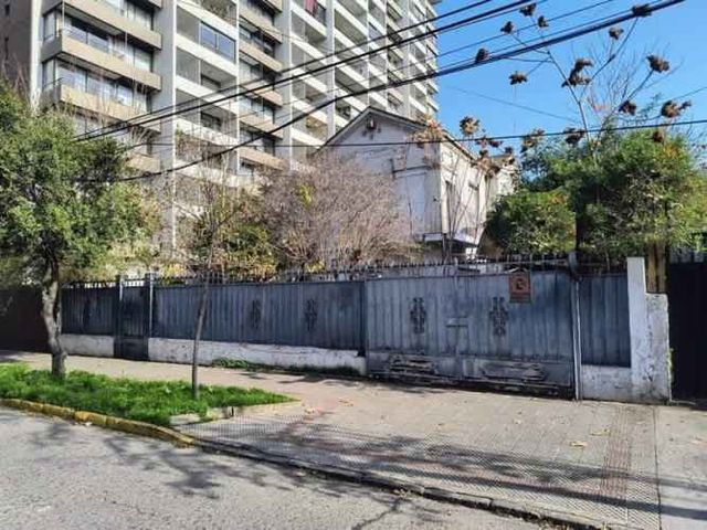 CASA En Venta Casa Aislada con 2°Piso en Av. Irarrázaval con Campos de Deportes