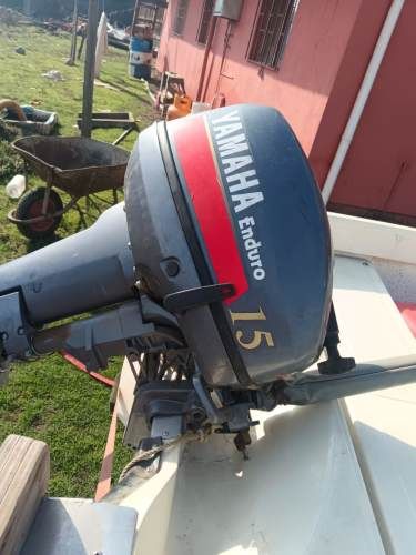 Bote con Motor Yamaha 15HP y accesorios