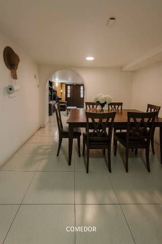 Casa esquina con espacio habilitado para local en venta Maipú