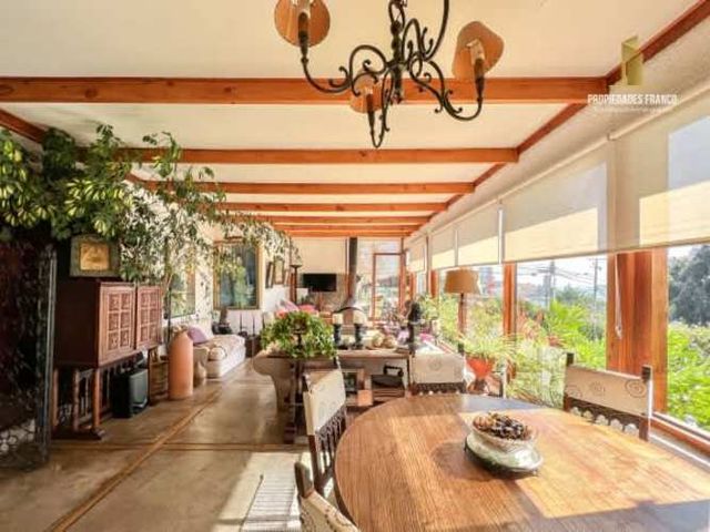 CONCÓN. VENTA CASA VISTA AL MAR CON JARDÍN Y PISCINA.